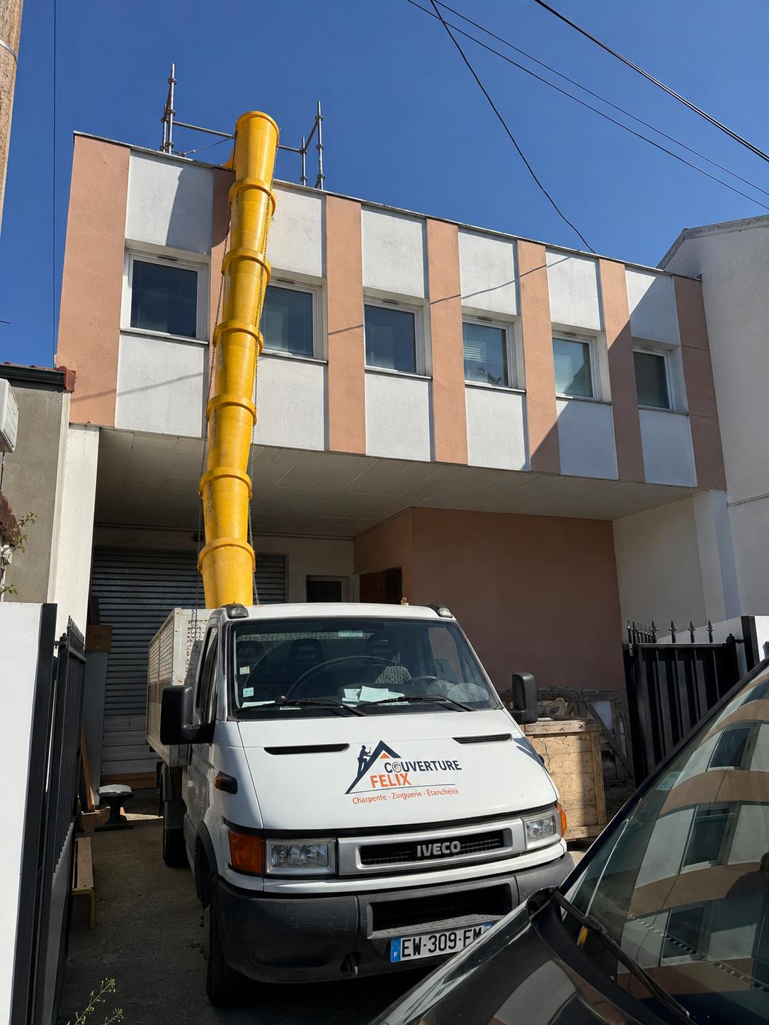Camion Couverture Felix — goulotte évacuation chantier toiture
